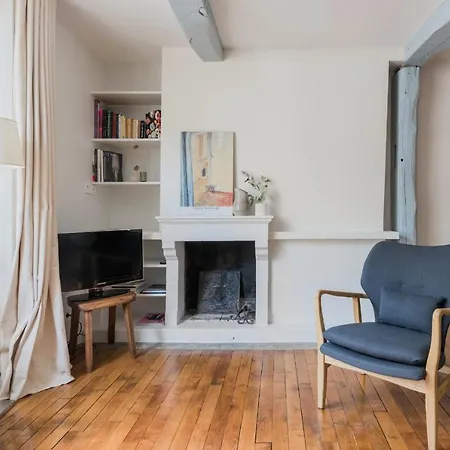 Private - Ile Saint Louis Apartment