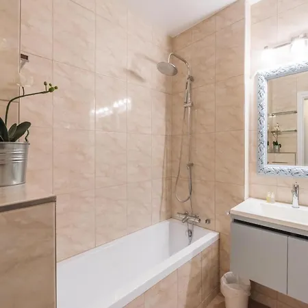 Private - Ile Saint Louis Apartment