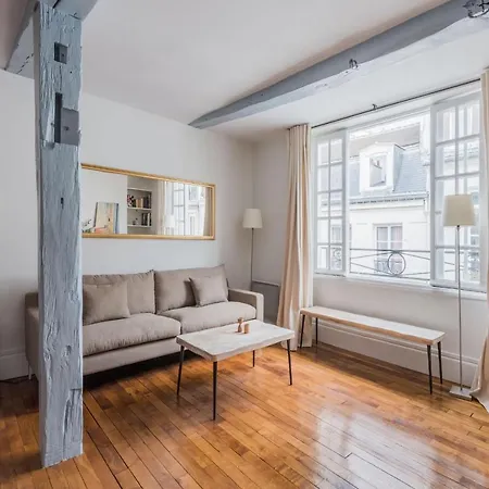 Private - Ile Saint Louis Apartment
